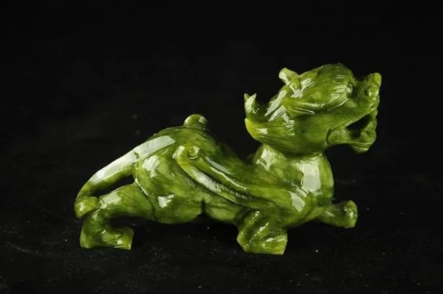 Jade chino tallado un kirin fu feng shui para proteger las estatuas de perros de mala suerte