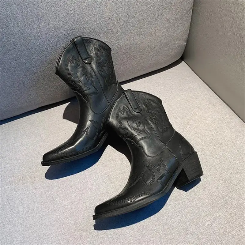 Scarpe donna/женские черные ботильоны; зимние короткие женские ботинки на танкетке с острым носком; женская обувь; botas mujer;