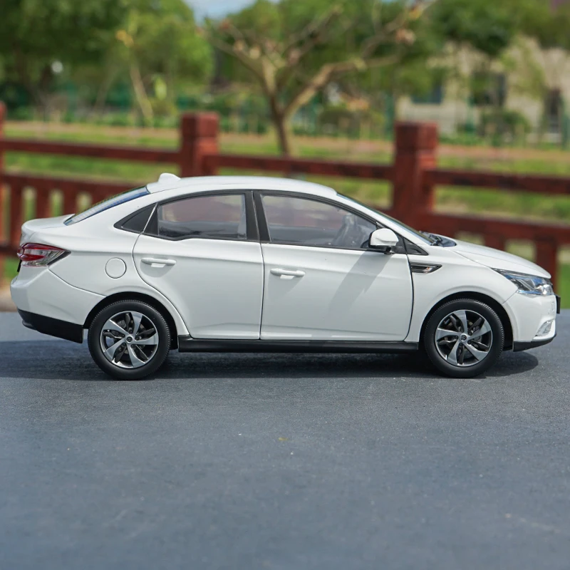 1:18 завод Luxgen S3 литая под давлением модель автомобиля с небольшим подарком