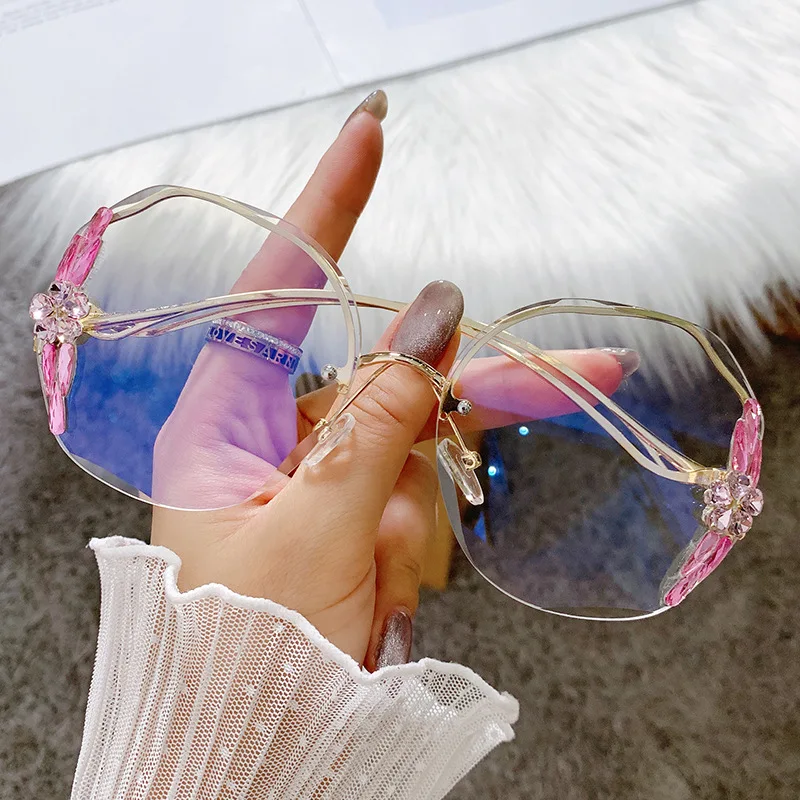 Fashion Luxury Sunglasses Bling Rhinestone Sun Glasses Vintage Shades for Women Big Diamond Eyeglasses Gafas De Sol Mujer 2021 oversized sunglasses