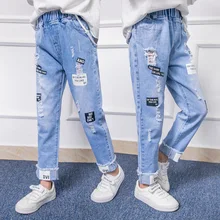 Новинка года; стильные джинсы для девочек; сезон весна-осень модные брюки в Корейском стиле с надписями и дырками весенняя одежда для больших мальчиков