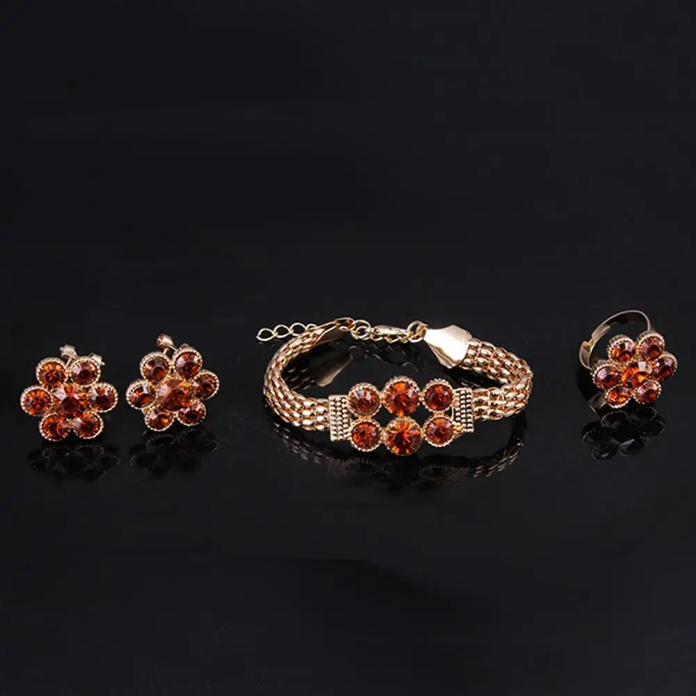 Классический свадебный костюм золотого цвета с фианитом в нигерийском стиле