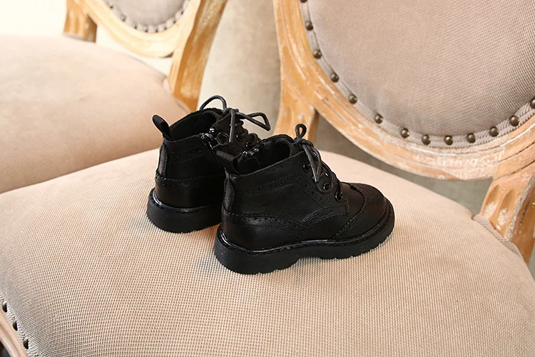 Новая Осенняя детская обувь с перфорацией типа «броги» детские сапоги Martin для девочек детские полуботинки брендовая натуральная кожаная обувь для мальчиков модные черные ботинки