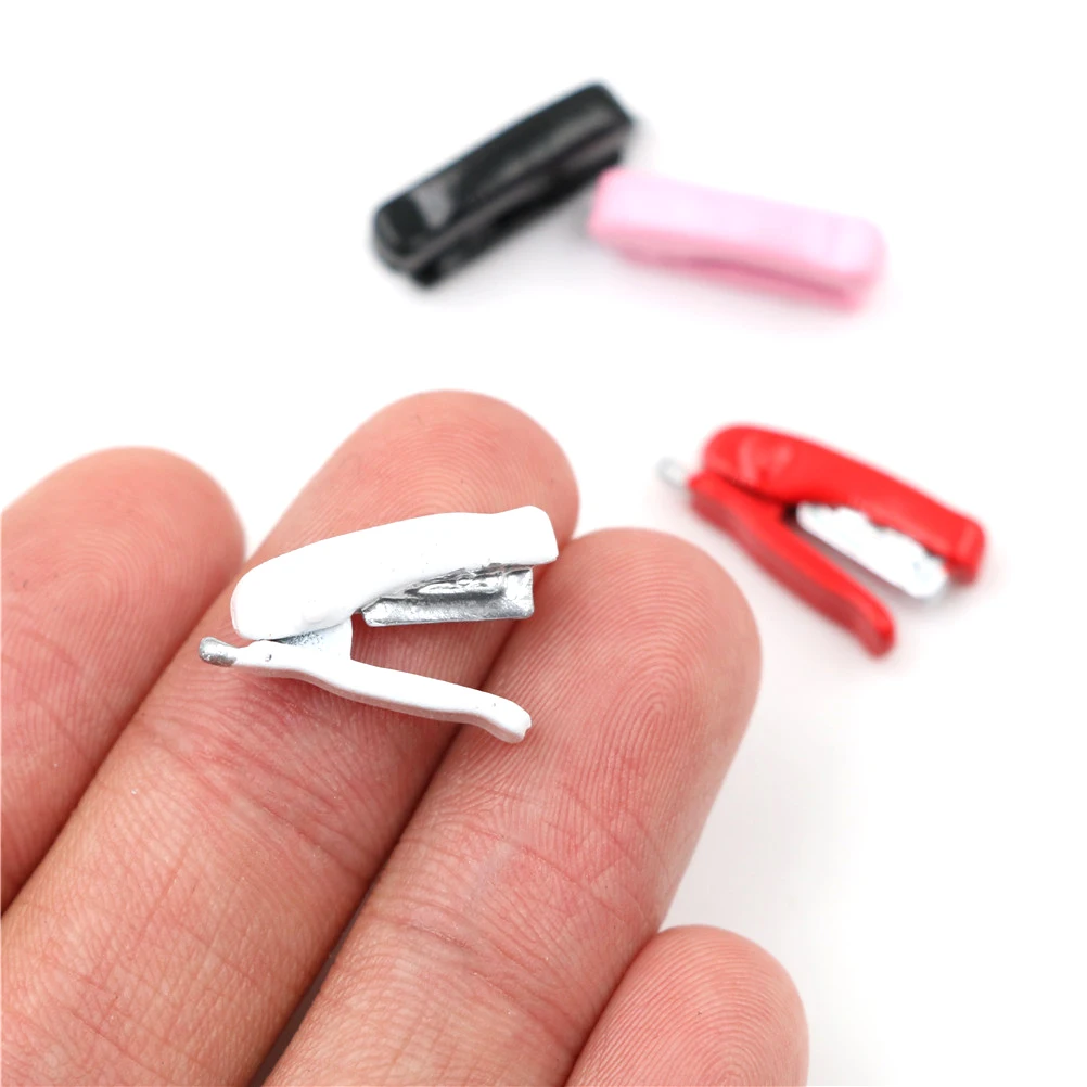 

2018 New 1PCS Dollhouse Miniature 1:12 Toy A Metal Pink Stapler Length 1.9cm Doll Accessories Random Color