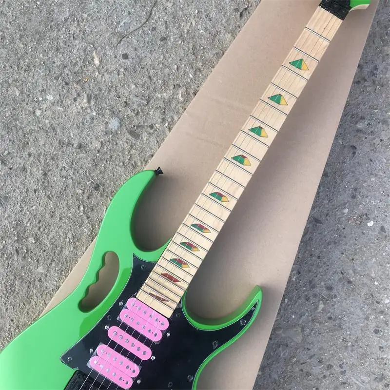 6 cuerdas de guitarra elictrica, cuerpo de color verde con negro Floyd Rose, Rosa pastillas, diapasón de arce con color ido embut