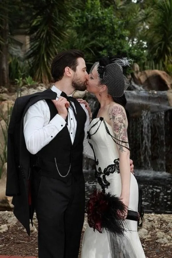 vintage-classic-gothic-wedding-dress-black-and-white-wedding-dresses-sweetheart-sleeveless-lace-appliques-corset-bridal-gowns-with-beading_conew1