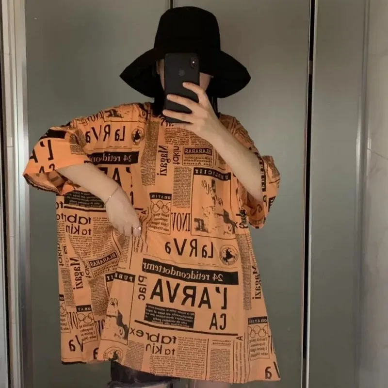 Футболка женская оверсайз с полурукавами круглым вырезом и принтом газеты