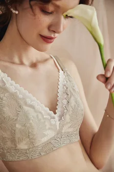 

2019 Fashion Autumn and Winter Deep V Sexy Temptation Ultra-thin Transparent Lace Underwear Thin Thick Bra Set Push Up Underwear