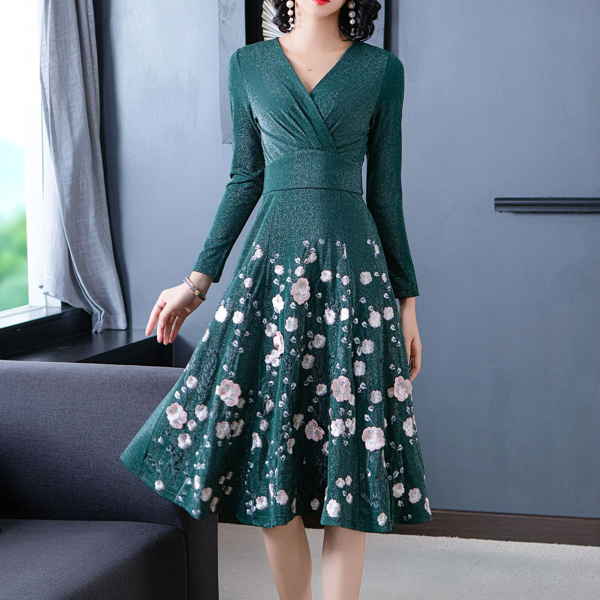 Slim Fit& расклешенное платье осенние модные розовые футболки зеленое платье Для женщин с v-образным вырезом на спине и бантом, Элегантное Вечерние изысканное платье с вышивкой XXL