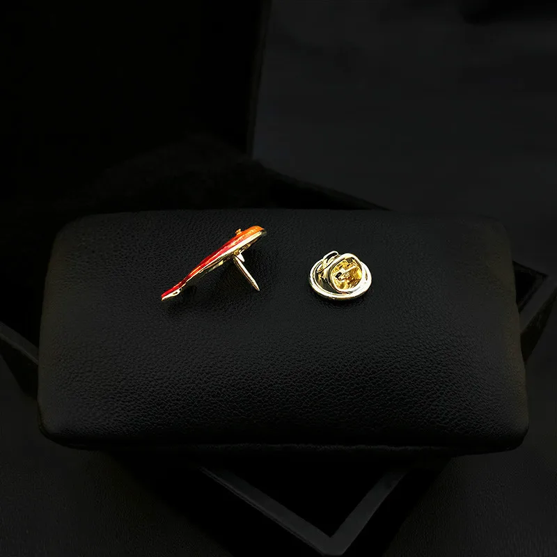 Abstract Whale Small Pin Brooch Men Women Suit Badge Upscale Retro Simple Mini Fish Brooches Enamel Pins lapel Pin Accessories