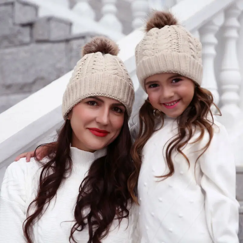 Для мамы и дочки трикотажный шерстяной помпон шляпа Для женщин и девочек зимняя шапка с Кепки Семейные комплекты из искусственного меха мяч крючком Вязание Шапки