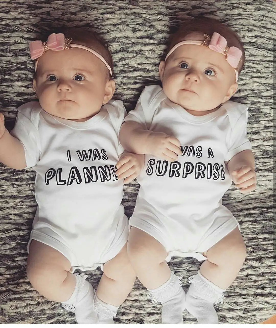 Pudcoco Новорожденные Близнецы для маленьких мальчиков и девочек, хлопковые боди с короткими рукавами и круглым вырезом с буквенным принтом, одежда для детей от 6 до 24 месяцев, Helen115