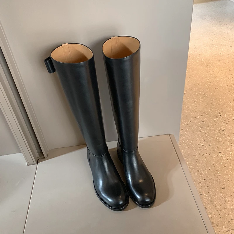 Silla liners/ г.; черные сапоги до колена на низком каблуке для подиума; женские мотоциклетные женские ботинки без застежки с круглым носком; женские рыцарские сапоги