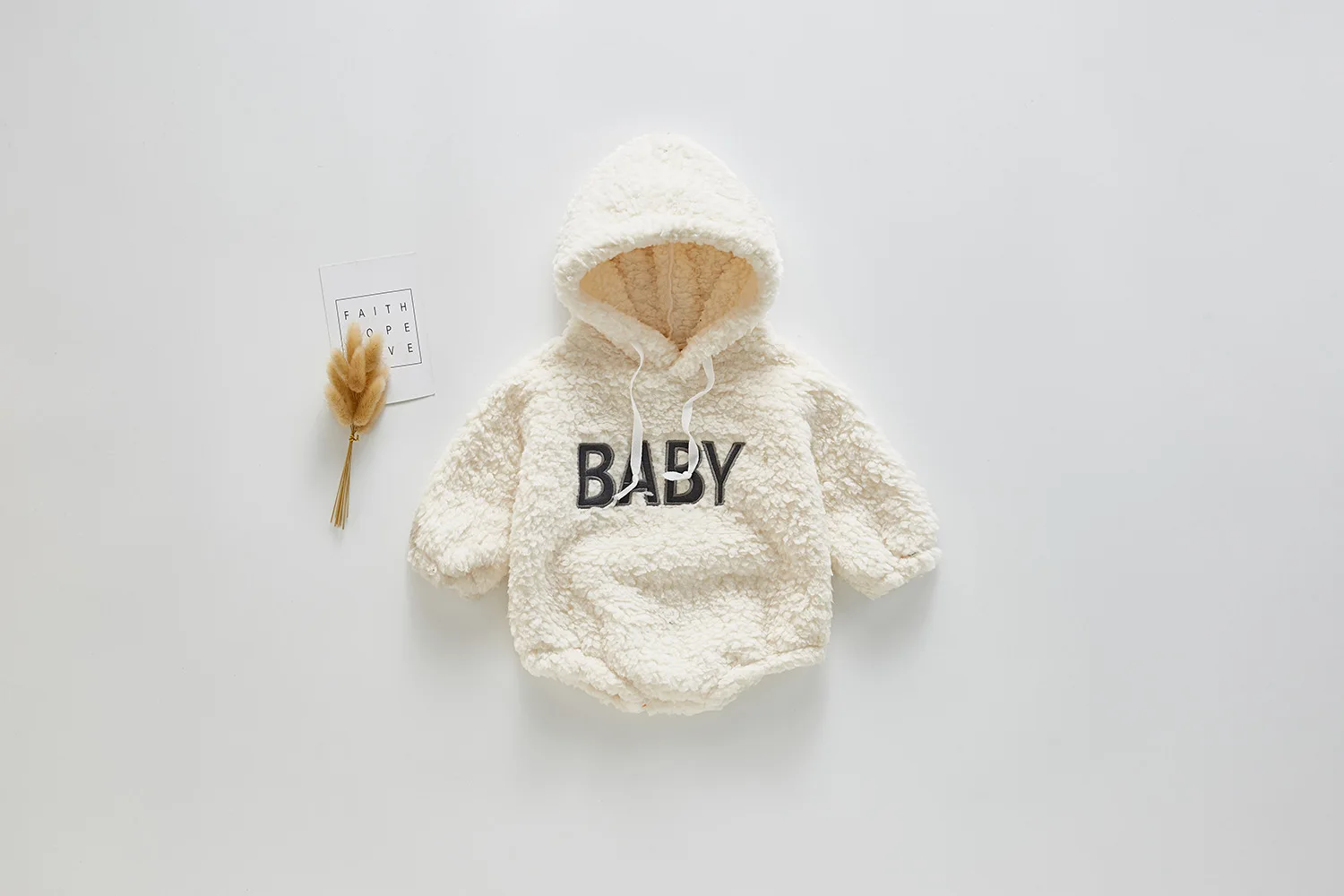 На зиму для маленьких девочек и мальчиков милые буквы baby Боди Кепка с добавлением овечьей шерсти Детские ползунки комбинезоны