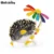 Wuli&baby Lovely Hold Flower Hedgehog Brooches Women 8-colors Animal Pet Party Office Причинная Брошь Булавки Подарки ёжик с ромашкой