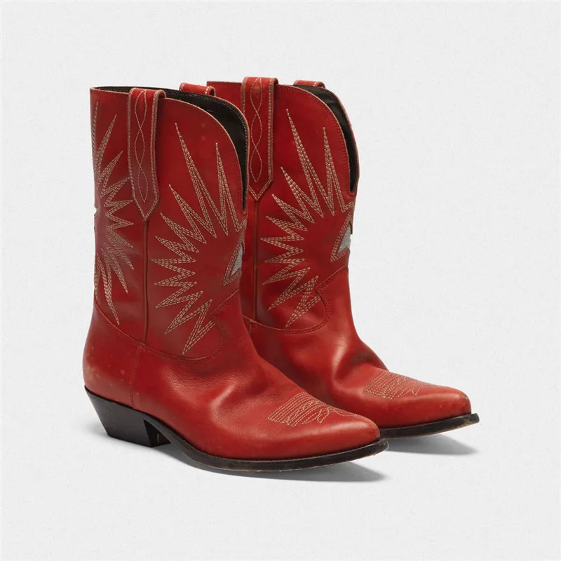 Botas Mujer; ботинки в ковбойском стиле; цвет красный, черный; ботинки в ковбойском стиле с вышивкой в виде звезд; женские кожаные короткие ботиночки на среднем каблуке с острым носком без застежки - Цвет: Красный