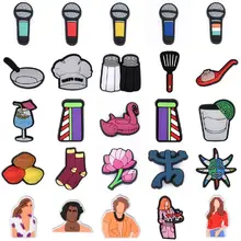 Breloques en forme de croco pour fille et homme, chaussures avec Microphone, décorations, souliers roses, accessoires pour enfants, 1 pièce, offre spéciale 