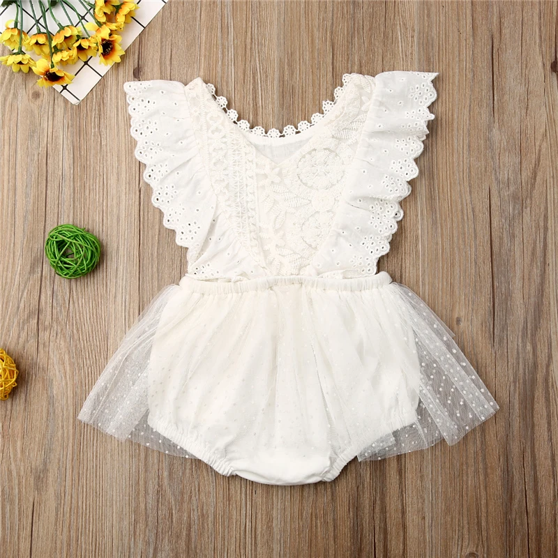 Летняя одежда для новорожденных девочек, однотонный белый кружевной комбинезон без рукавов с оборками и цветочным рисунком, цельный пляжный костюм