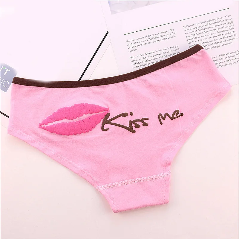 Розовый Новинка, 1 шт., популярное женское нижнее белье с надписью Kiss Me, хлопковое нижнее белье высокого качества, трусы ярких цветов с принтом - Цвет: Розовый