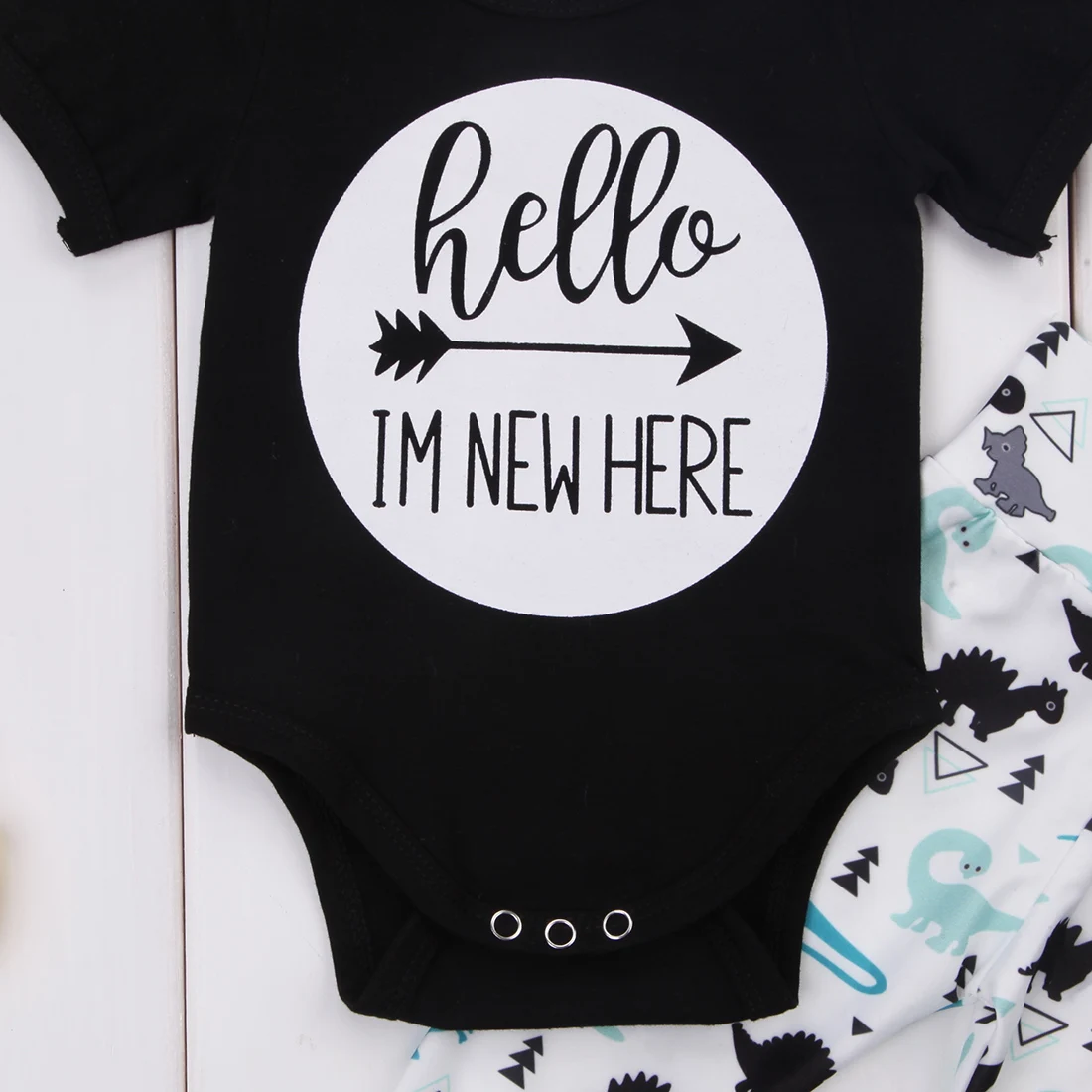 Комплект из 3 предметов: боди с короткими рукавами и принтом «Hello I'm New Here» и штаны с рисунком динозавра и шапочка; одежда для маленьких мальчиков