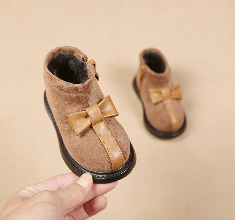 Шикарные Зимние Замшевые ботинки с бантом для девочек; зимняя теплая детская обувь на плоской подошве с круглым носком; мягкие черные ботинки для маленьких детей; ботинки для малышей