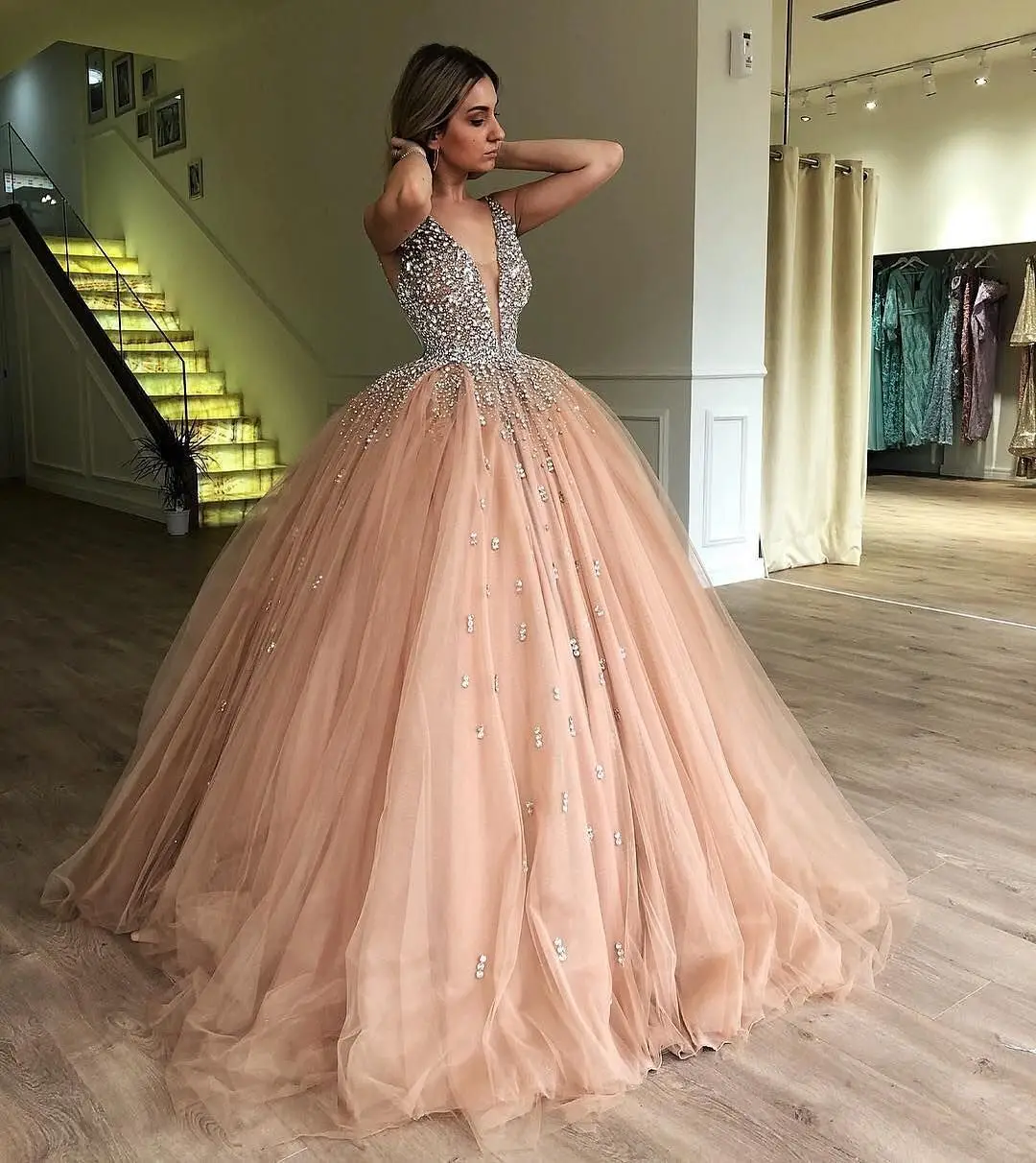 Bling Ball Gown Gold Quinceanera Dresses Rhinestone Puffy Tulle Prom Dress Elegant V Neck Sweet 15 Year Old Party Wear