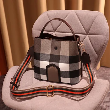 

Net red large-capacity bucket bag female 2020 new Korean version of the lattice single shoulder bag retro messenger bag