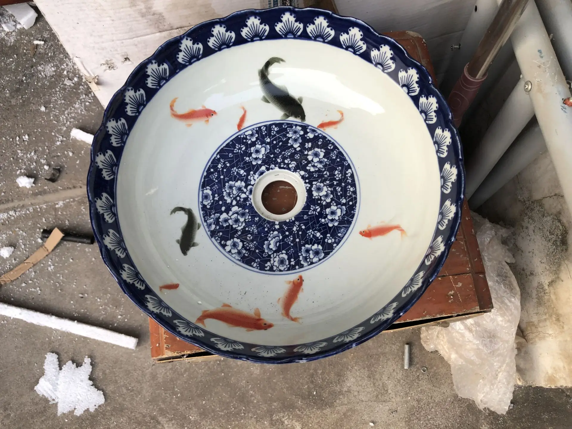 Синий и белый керамический умывальник с рисунком рыбы