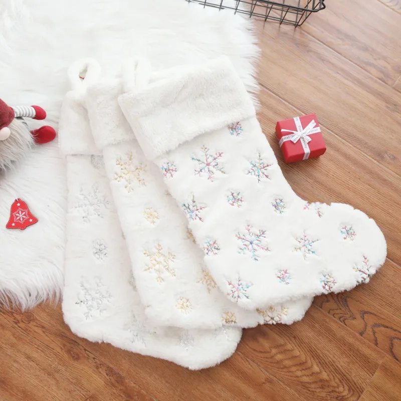 Белые Плюшевые рождественские чулки с вышивкой в виде снежинок; яркие носки; Подарочная сумка с подвесными петлями; украшения для камина в виде елки
