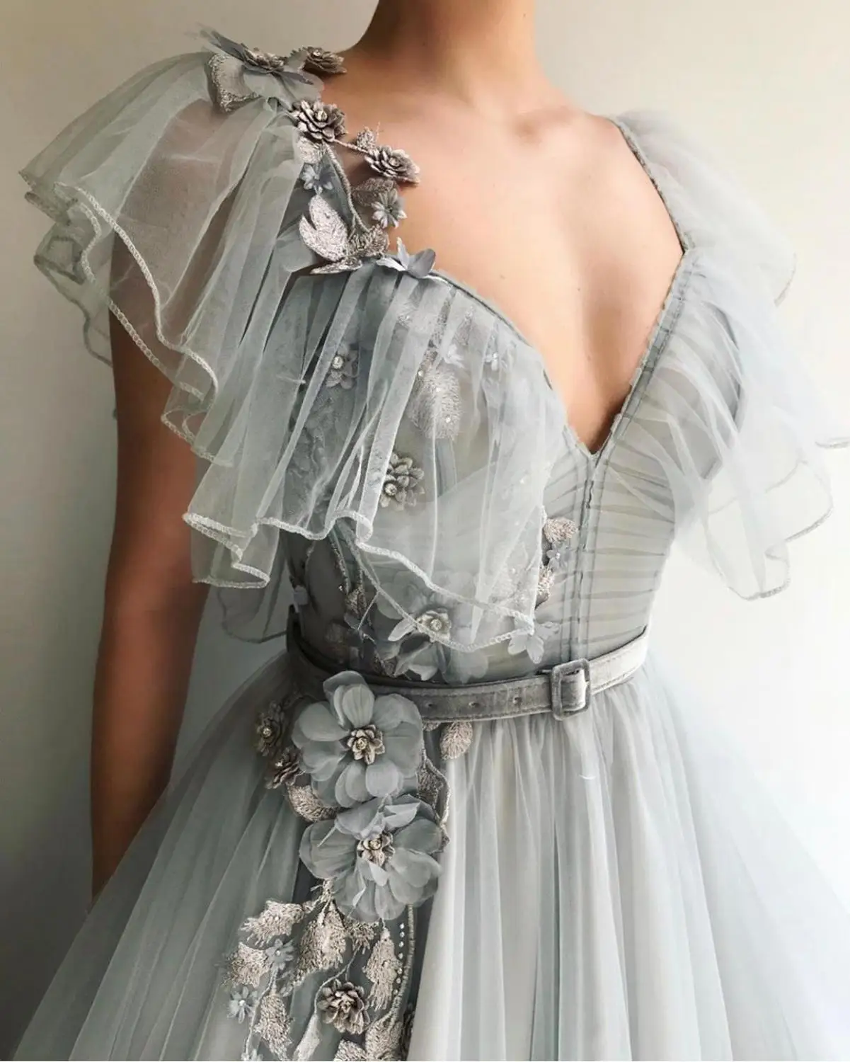 Dusty Blue V Neck Evening Dress Tiered Ruffles Skirt Short Sleeve Vintage Long Prom Dresses Appliqued Pageant Party Gown