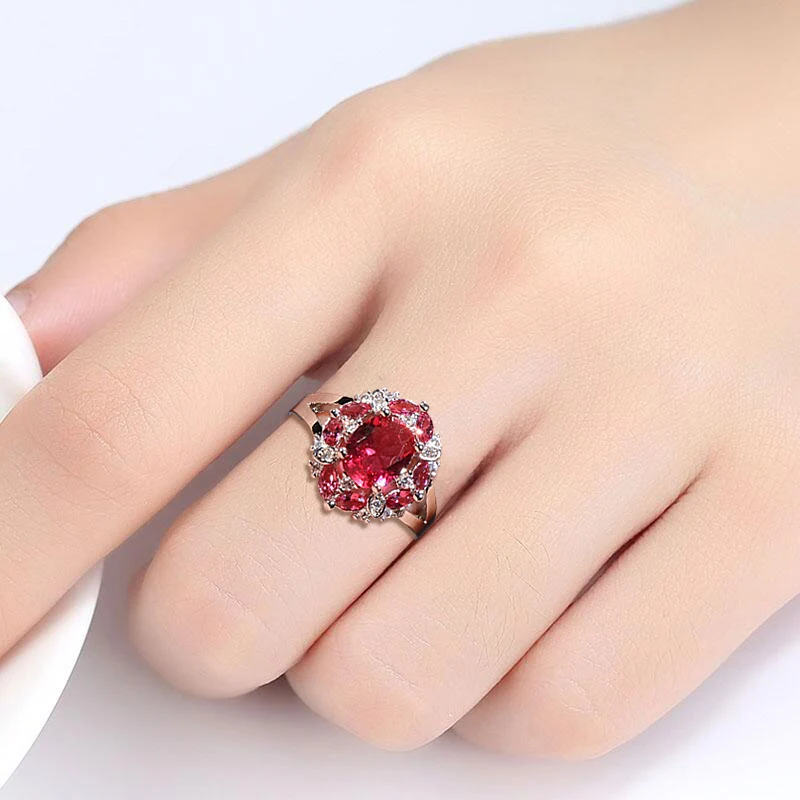 Кольцо женское из серебра 925 пробы круглой формы с драгоценными камни
