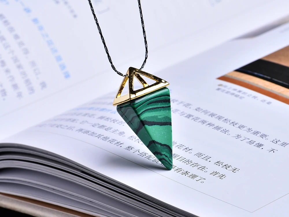 Flower green stone Кристалл натуральный минеральный ювелирные изделия Изысканная коническая Пирамида Мода кулон украшение драгоценный камень подарок в повседневной жизни - Цвет: Flower green stone