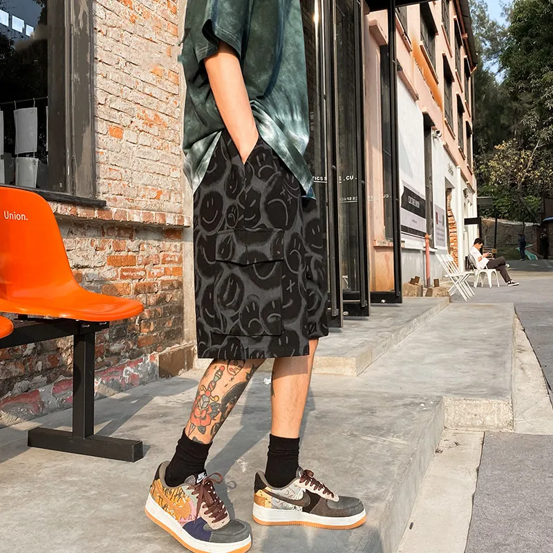 Verano Hip Hop INS divertido estampado con carita sonriente cinco punto pantalones cortos hombres tendencia callejera marca pantalones cortos grandes Retro pantalones cortos de hombres