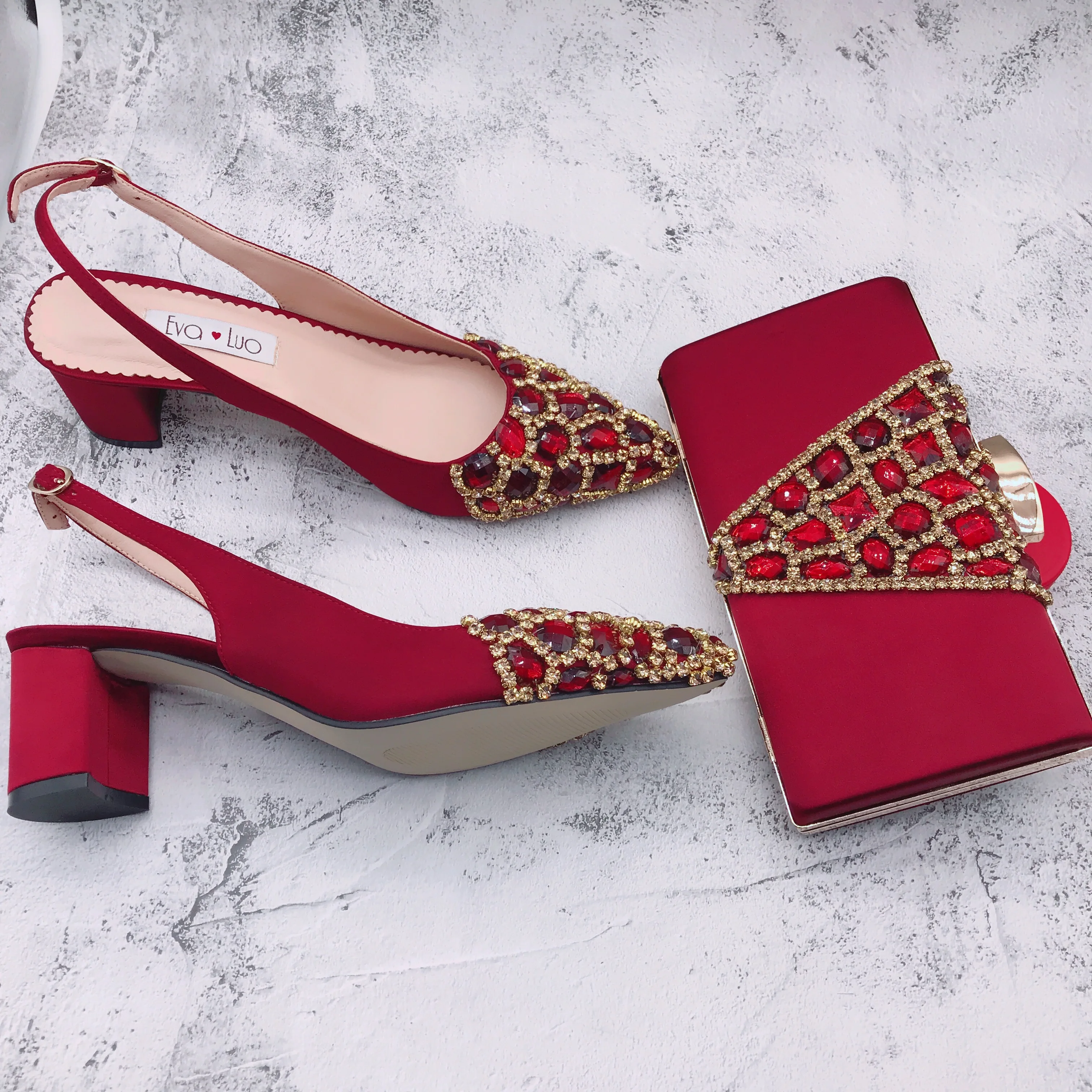 Рисунок 3 - Женская свадебная обувь и сумки