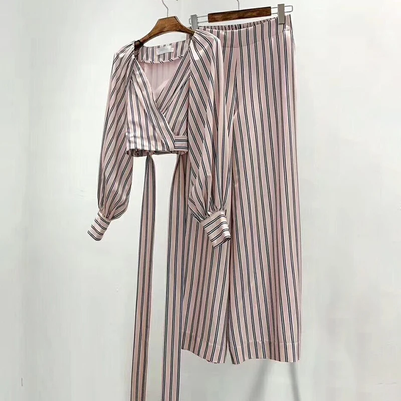 TWOTWINSTYLE полосатый Для женщин костюм Фонари с v-образным вырезом и длинным рукавом Повязки Топы Высокая талия широкие штаны комплект из двух