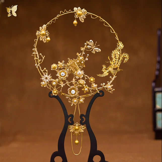 

Classic Gold Hollow Chinese Hand Held Fans Wedding Favors Cheongsam Stage Catwalk Show Handmade Fan Photography Props LF585
