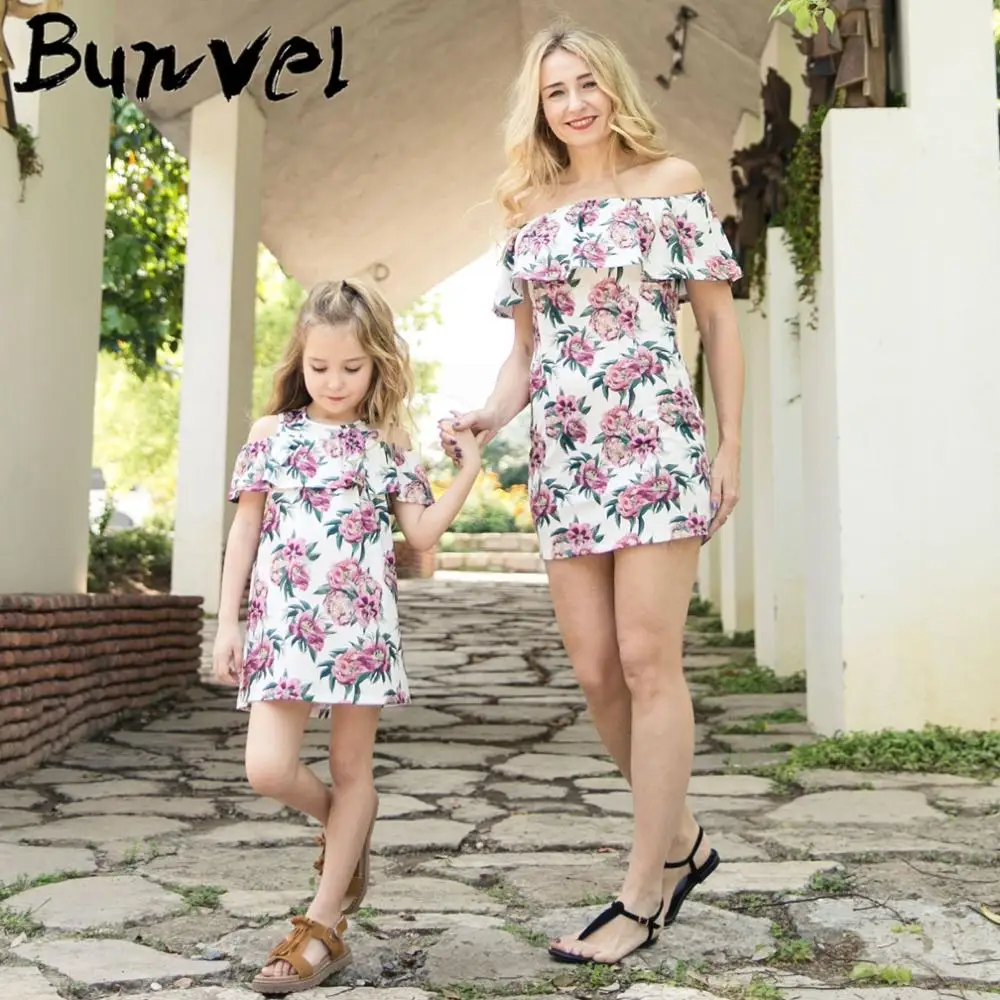 Bunvel/одежда «Мама и я»; платье; семейная одежда для маленьких девочек; Платья с цветочным рисунком и вырезом лодочкой; платья в стиле пэчворк; Семейные комплекты; 4