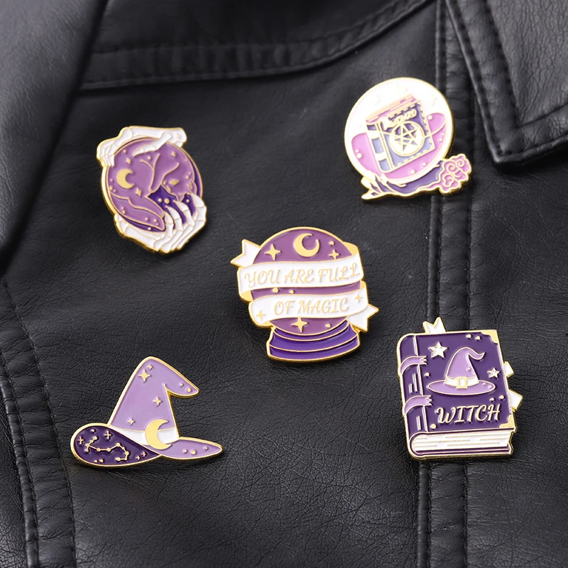 Hexe Halloween Emaille Pins Lila Magische Karte Hexe Brauen Punk Halloween Brosche Anstecknadel Abzeichen Geschenk Freunde Schmuck Zubehör – Detail 9