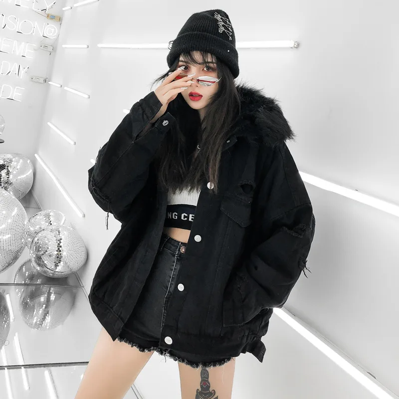 Женская зимняя куртка в стиле панк черная блестящая джинсовая с воротником из