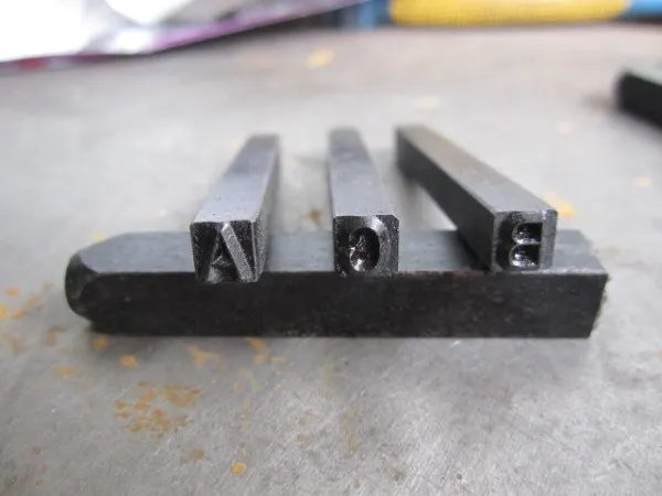 Изготовленный на заказ дизайн стальная штамповочная форма Cr12mov стальная матрица штамповка стальная обработка ударная Головка Цифровой Алфавит Номер буквы