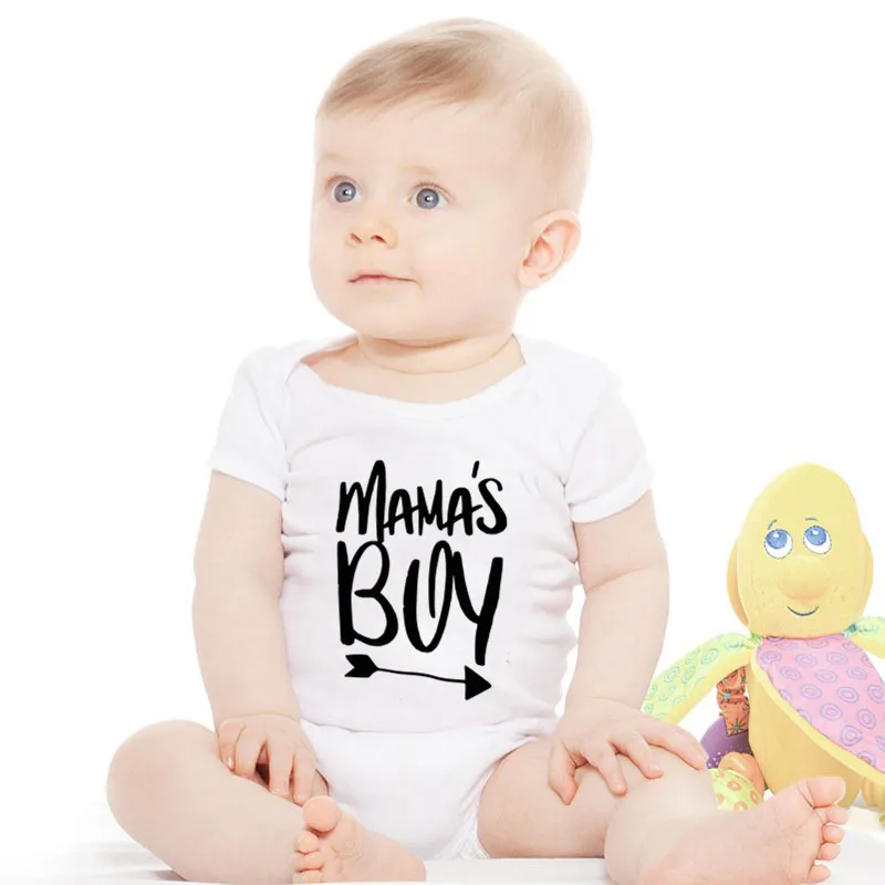 С принтом «Mama's Boy для маленьких мальчиков Одежда для детей забавные Для мальчиков ясельного возраста одежда белый Изделие из хлопка с короткими рукавами, гимнастический костюм для детей для маленьких мальчиков, комбинезон одиного