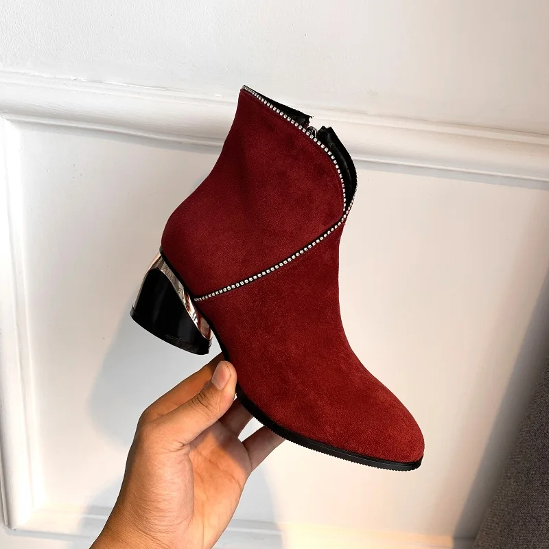 Элегантные женские зимние ботинки из мягкого флока с плюшевой подкладкой, с круглым каблуком, с Красной металлической подошвой, с бусинами, короткие ботиночки, Женская офисная обувь