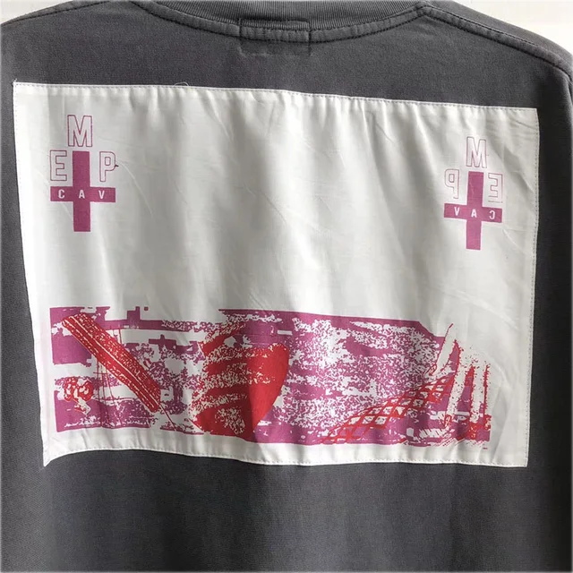 2020 C.E CAV EMPT 긴팔 티셔츠는 봄과 가을에 착용하기에 매우 적합한 캐주얼 스트리트웨어입니다.