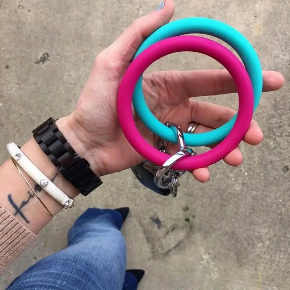 

2019 Hot Sale Big O Shaped Silicone Loop Wrist Key Ring Keychain with Gold O Clasp Round Key Wrist Strap Accessories Wholesale