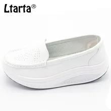 Элегантная кожаная обувь для женщин; раскачивающая обувь; обувь на платформе с полукруглой подошвой; цвет черный, белый; тапочки с буквенным принтом SPP-8102