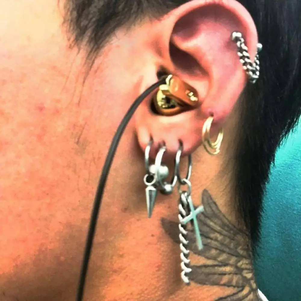 панк серьги. серьга дракончик золото. серьги каффы гарри поттер. пирсинг с цепочкой на ухо. панк серьги.