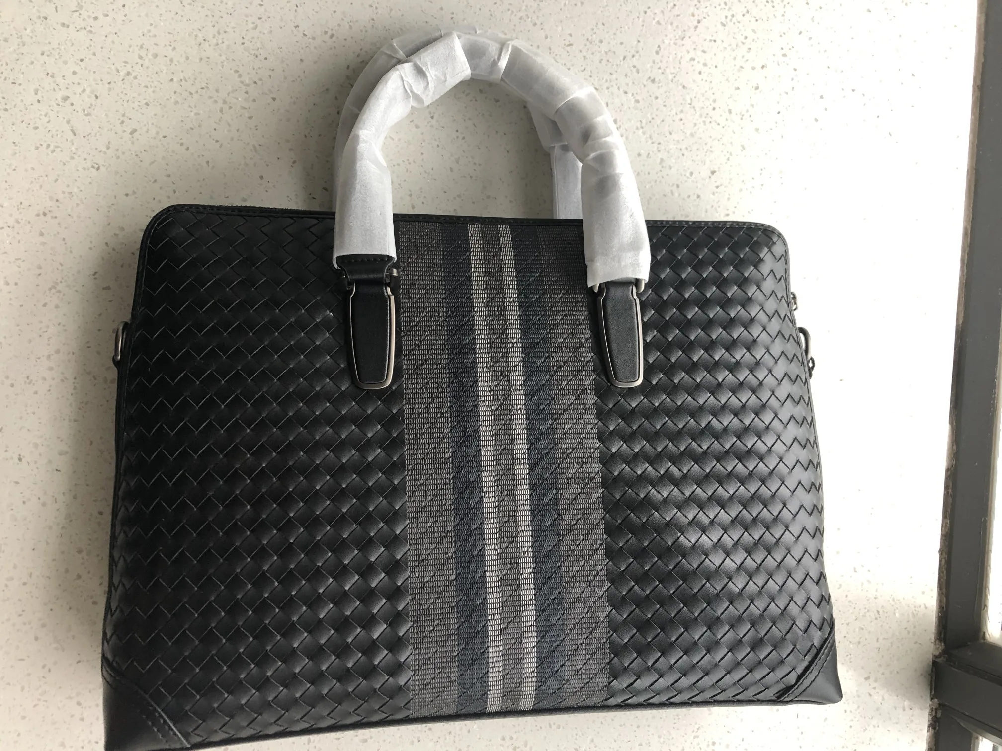 Мужской деловой портфель из натуральной воловьей кожи с ручками и плечевым