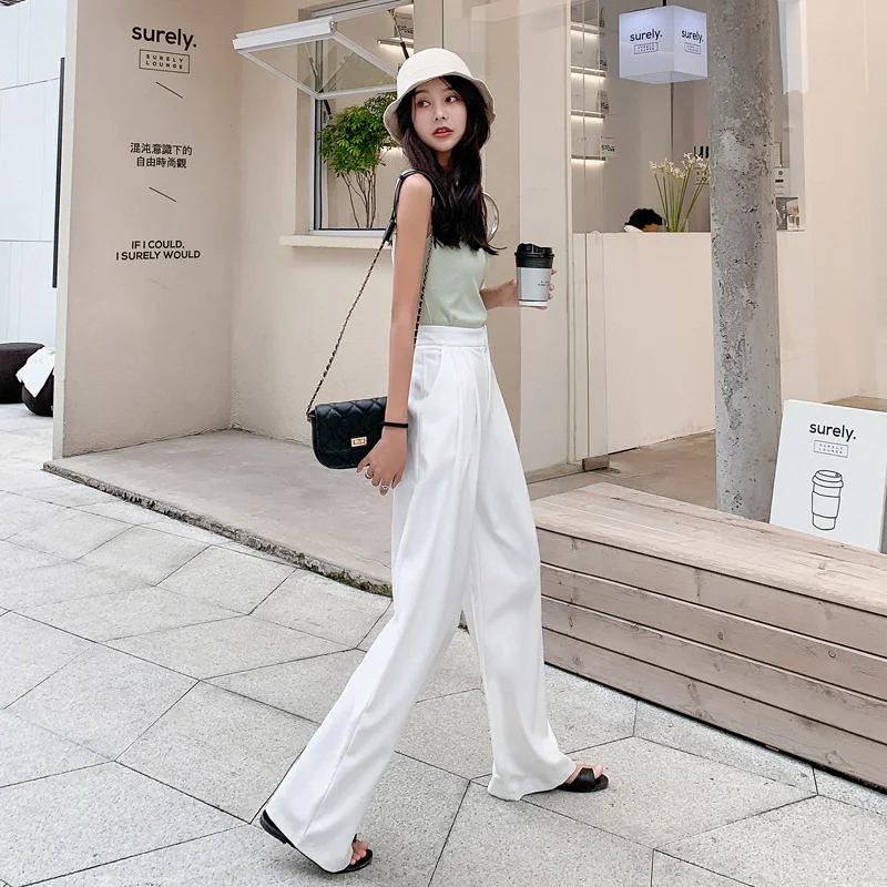 11 White Jeans Outfits That Have the Street Style Seal of Approval | Vogue