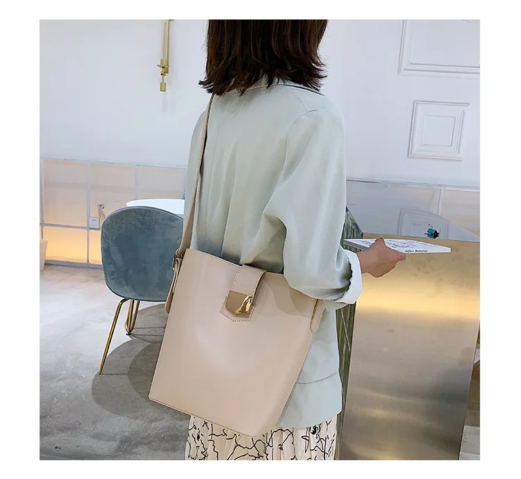 

The new 2019 summer popular shoulder Messenger bag Joker small fresh bucket bag
