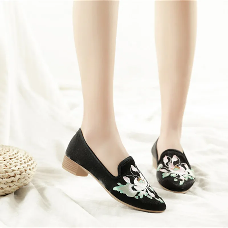 

Flower Embroidered Women Canvas Flat Loafers Point Toe Comfort Slip on Shoes Handmade Ladies Cotton Embroidery Size 35-41